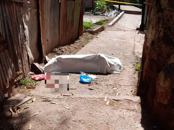 Junto al cuerpo del malogrado hombre quedaron varias manchas de sangre.