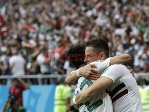 El mexicano Javier Hernández, derecha, celebra con su compañero de equipo Hirving Lozano. Foto AP