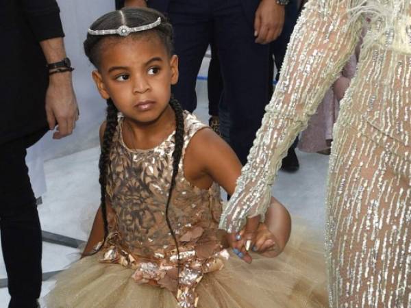 Blue Ivy, hija de Beyoncé y Jay-Z, llega a la ceremonia de los Premios MTV a los Videos Musicales en el Madison Square Garden en Nueva York. Foto: AP.