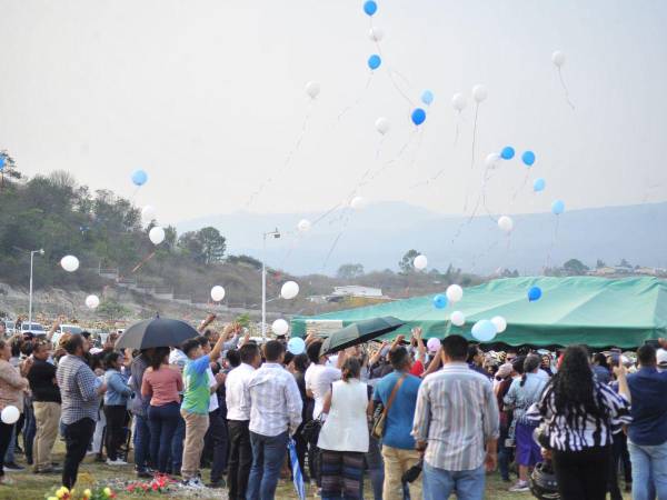 Con globos blancos y azules elevados hasta el cielo, familiares y amigos le dieron el último adiós al pequeño Josué Matamoros.