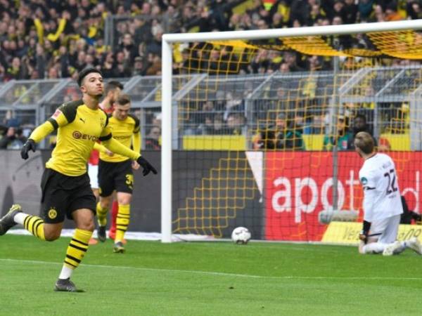 Jadon Sancho de Dortmund celebra después de anotar durante el partido de fútbol de la Bundesliga alemana entre Borussia Dortmund y FSV Mainz 05 en Dortmund, Alemania, sábado 13 de abril de 2019. (Foto AP / Martin Meissner)