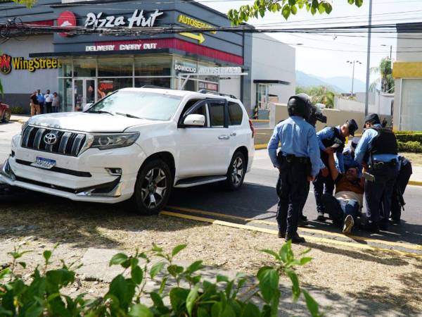 Dentro del vehículo quedó tendido el cuerpo de Elkin Pineda de 30 años. Su padre lloró desconsoladamente al ver el cadáver de su hijo.