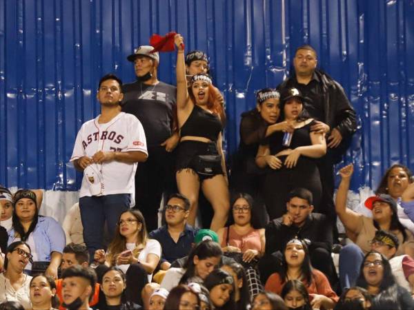 Diferentes generaciones se dieron cita en el Estadio “Chelato Uclés” en Tegucigalpa con un mismo fin: cantar y bailar las canciones de Daddy Yankee, considerado el rey del reguetón. Ramón Ayala, como en realidad se llama el artista, visitó este jueves la capital hondureña como parte de su gira “La última vuelta world tour”. Aquí las imágenes del ambiente que se vive en el coloso.