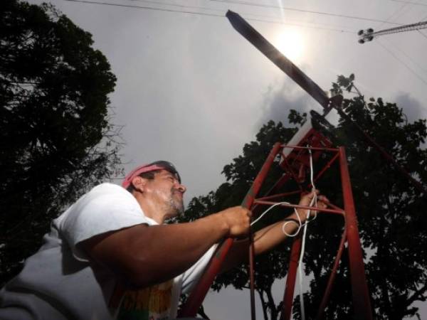 Javier Caceres makes generator tests to see if it works. The goal is to make the mill energy becomes a solution to the problem of power rationing their community. Photo by Johny Magallanes.