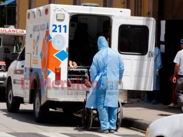 Las muertes por covid-19 continúan dejando luto y dolor en los hondureños. Foto: David Romero/EL HERALDO.