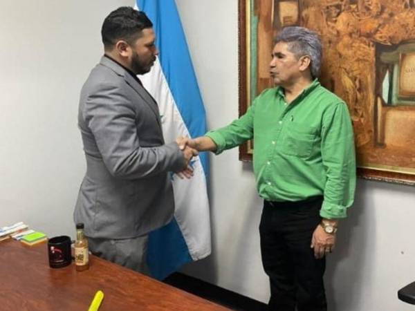 El periodista Héctor Amador (camisa verde) al momento de ser juramentado como cónsul general de Honduras en México.