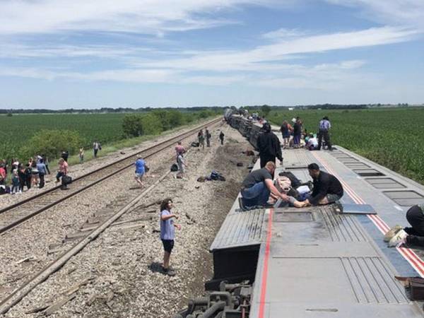 Imágenes captadas en el lugar muestran a los pasajeros tratando de salir por las ventanillas.