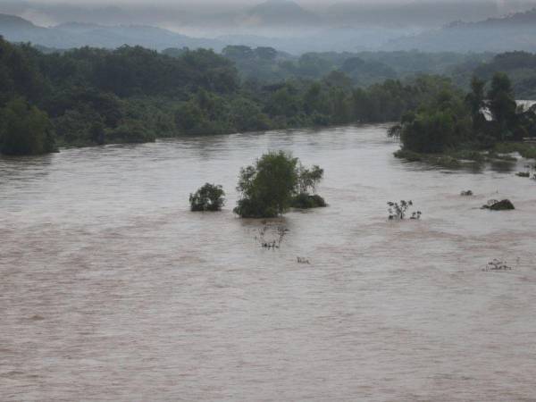 EL HERALDO recorrió algunas zonas del departamento de Valle, uno de los departamentos afectados por el paso de la tormenta tropical Pilar, donde se constató de zonas incomunicadas, ríos crecidos y la amenaza latente de inundaciones que mantiene en vilo a los pobladores que residen cerca del Río Nacaome, Goascorán y la playa de El Cubulero. A continuación las imágenes.