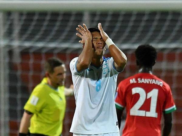 Tomás Sorto no puede creer la decisión del VAR que anuló el empate para Honduras.