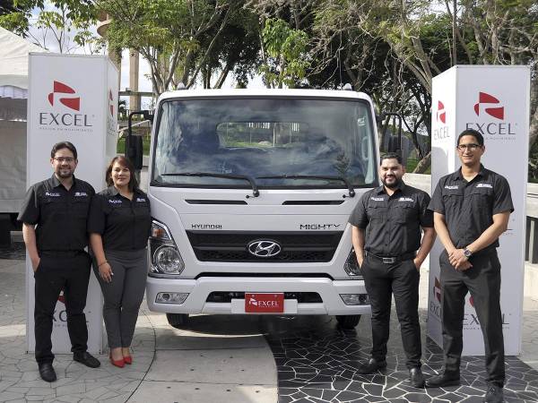 Ejecutivos de Excel y Hyundai Vehículos Comerciales, en el lanzamiento de su nueva línea de camiones EX.