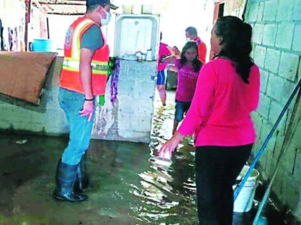 Miles de personas quedaron sin hogar, producto de que sus viviendas no resistieron las intensas lluvias en Honduras.