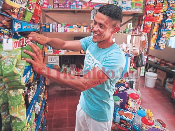 El mediocampista del Motagua atiende a los clientes en su negocio ubicado en la colonia Lomas de San José de la capital. En el barrio lo conocencomo “Toño” y está feliz por ser titular en el azul profundo.