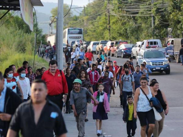 El paro vehicular en la carretera al sur continúa a horas del mediodía. Varias personas se movilizaron a pie a sus trabajos.