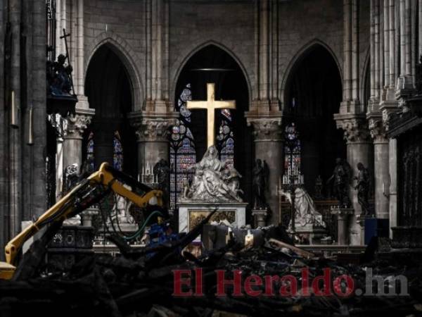 A un mes del incendio en la icónica catedral de Notre Dame de París, Francia, las autoridades de la ciudad dieron las primeras imágenes del interior del edificio que muestran la devastación causada por el fuego. Fotos: Philippe Lopez/Pool via AP