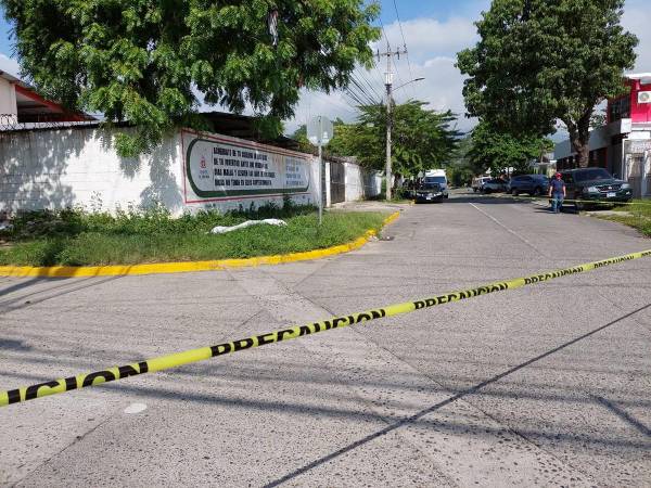 El hombre cayó fulminado a disparos a escasos pasos de la Escuela Soledad Fernández. En el incidente no resultó herida otra persona.