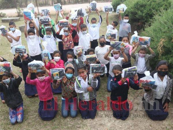 Los docentes que imparten clases a los niños del CEB Rubén Barahona también se beneficiarán con los libros guía que incluyó Santillana.