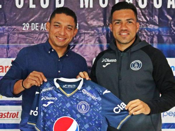 José Escalante sosteniendo la camiseta de Motagua.