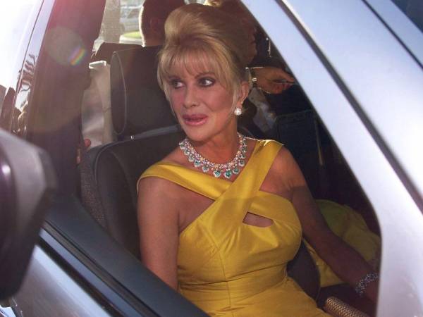 En esta foto de archivo tomada el 18 de mayo de 2000, Ivana Trump llega a la fiesta benéfica de la AMFAR (Fundación Estadounidense para la Investigación del SIDA) celebrada en el Palm Beach Club durante el 53º Festival de Cine de Cannes en la Riviera francesa.