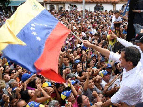 El legislador opositor venezolano Gilber Caro sido arrestado por agentes de inteligencia que 'violan su inmunidad parlamentaria', dijo el viernes la legislatura controlada por la oposición. / AFP / Yuri CORTEZ.