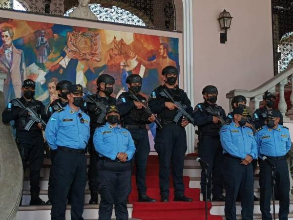 Uno de los hallazgos reportados por la Policía Nacional es que uno de los detenidos comúnmente se hacía pasar como policía.