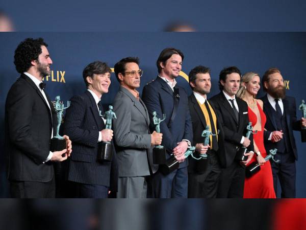 De izquierda a derecha) Benny Safdie, Cillian Murphy, Robert Downey Jr., Josh Hartnett, Alden Ehrenreich, Casey Affleck, Emily Blunt y Kenneth Branagh, ganador del premio a la Mejor Actuación de un Elenco en una Película por la pose de ‘Oppenheimer’ en la sala de prensa Durante la 30ª edición de los premios Screen Actors Guild Awards en el Shrine Auditorium de Los Ángeles, el 24 de febrero de 2024.