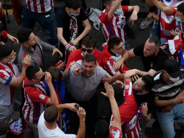 Aficionados del Atlético de Madrid celebran la Liga en Neptuno. Foto AFP