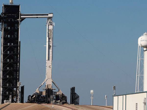 SpaceX indicó poco después que comenzó a retirar el combustible del cohete y precisó que la tripulación iba a desembarcar.