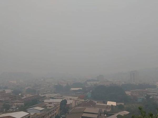 Los cerros y edificios del Distrito Central se perdieron entre la bruma y humo provocado por la contaminación que según expertos, proviene de las quemas ambientales.