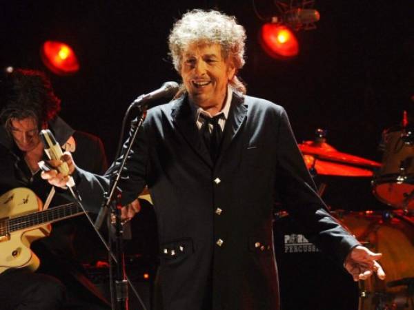 Bob Dylan dando un concierto en Los Ángeles, el 12 de enero de 2012. Universal Music Publishing adquiere el catálogo completo de Dylan, con 60 años de canciones. Foto: AP.