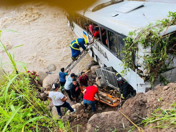 El Cuerpo de Bomberos rescató a varias personas que estaban atrapadas en la unidad.