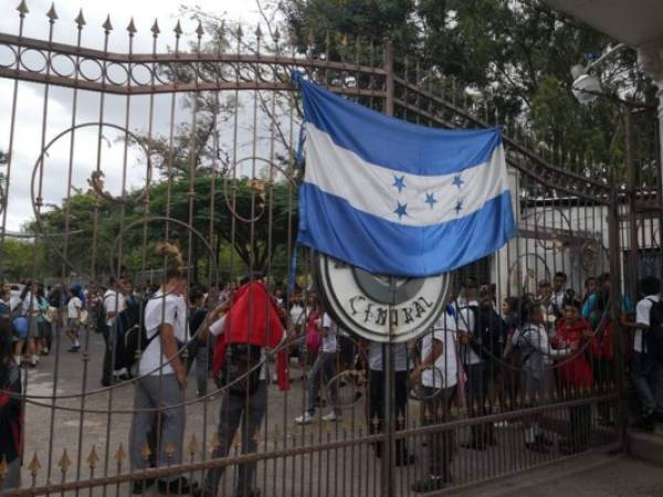 Las tomas de calles por parte de estudiantes de educación media también se realizaron en el bulevar Suyapa, en las inmediaciones de la UNAH, en la salida al sur de la capital y en varios sectores de San Pedro Sula.