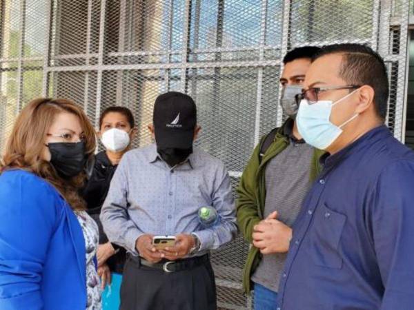 Los familiares de los tres jóvenes fallecidos llegaron ayer al Ministerio Público en la colonia Lomas del Guijarro para presionar al ente acusador del Estado a que investigue a los responsables.