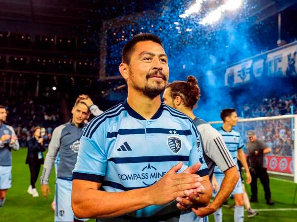 Roger Espinoza decide si retomar el contrato o retirarse del Sporting Kansas City, pero antes toma en cuenta jugar con el Platense de la Segunda División de Honduras.