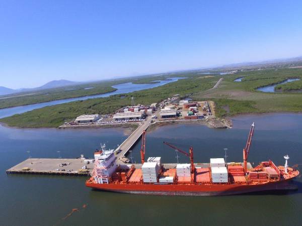 El puerto de San Lorenzo tiene pendientes diferentes obras como el dragado, ampliación del muelle e instalación de dos grúas pórtico Post-Panamax. Sólo en el primer trimestre del 2023 se reportaron un total de 56 buques que atracaron en este puerto del sur del país.