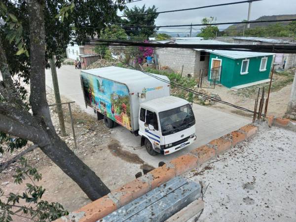 Este camión de Banasupro acudió a la colonia Reynel Fúnez de la capital.