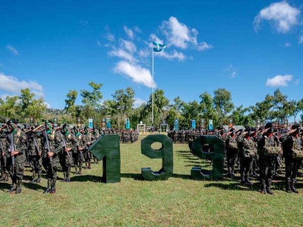 El Ejército de Honduras, conmemoró el 199 aniversario por lo que fueron ascendidos ocho coroneles al grado inmediato superior de general de brigada y participaron las máximas autoridades civiles y militares.