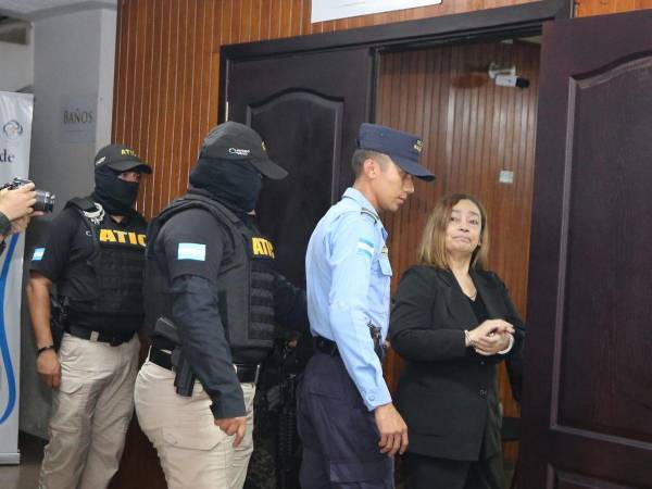 Exministra de Finanzas, Rocío Tábora, entrando a audiencia.