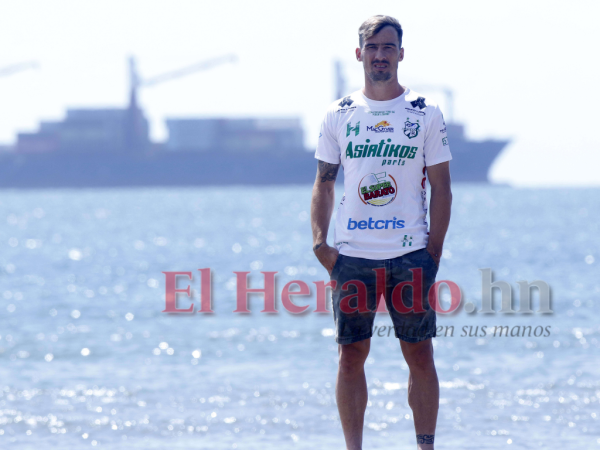 Álvaro aseguró que está disfrutando su estancia en Puerto Cortés, pese a las altas temperaturas.