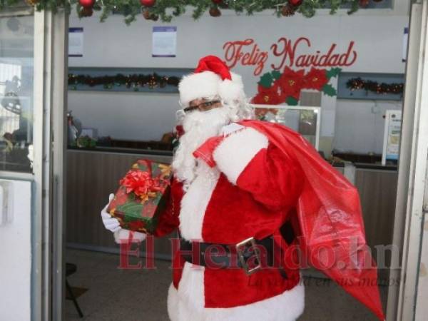 San Nicolás no olvidó su mágico saco rojo, donde ya guarda las cartitas de sus nietecitos. Foto: Efraín Salgado/El Heraldo