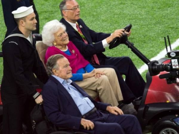 La primera dama, Barbara Bush, durante un evento en enero de 2017 junto a su esposo el expresidente George H.W. Bush. (Foto: AFP)