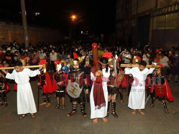 Con una actuación magistral, los menores lograron que los feligreses se trasladarán al preciso momento cuando Jesús vivió el calvario de cargar una cruz a cuestas directo a su crucifixión.