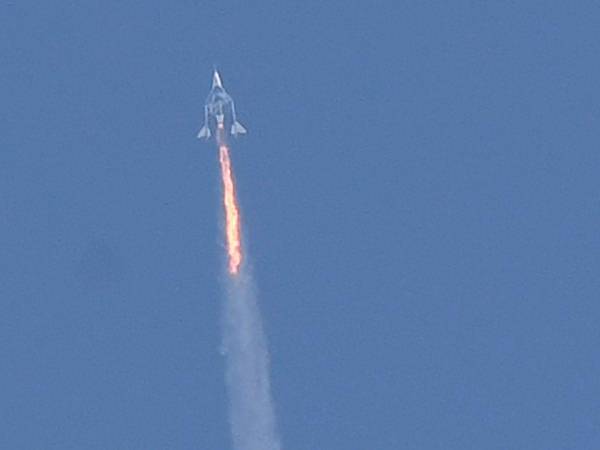 El viaje propuesto ofrece unos minutos en gravidez: un enorme avión de transporte despega de una pista convencional.