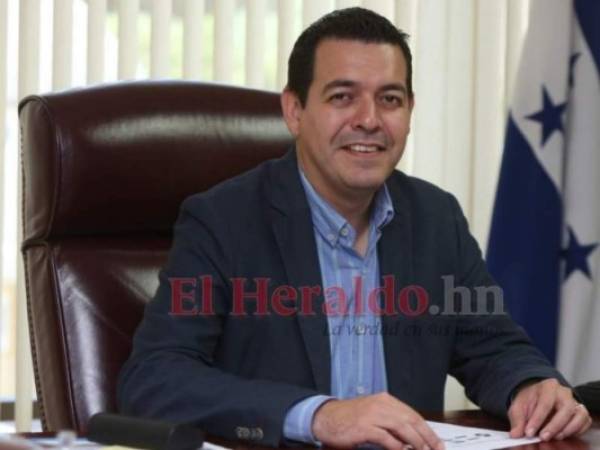 Carlos Madero, coordinador general del gobierno, manifestó que garantizarán que el primer lote de dosis venga lo más pronto posible.