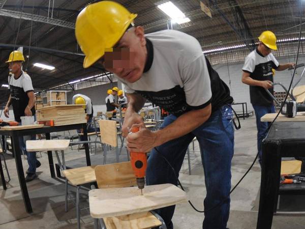 Los talleres incluirán soldadura, cocina, ebanistería, zapatería y carpintería, permitiendo a los reclusos aprender un oficio y apoyar la fabricación de pupitres y otros artículos para la educación.