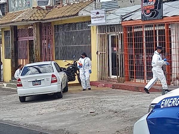 El automóvil del ruletero quedó estacionado frente a un negocio de comida en el bulevar Morazán.