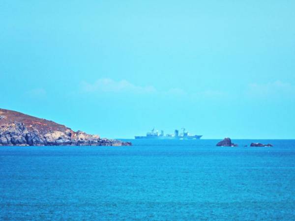 Un buque militar chino navega frente a la isla de Pingtan, uno de los puntos más cercanos de China continental a Taiwán.