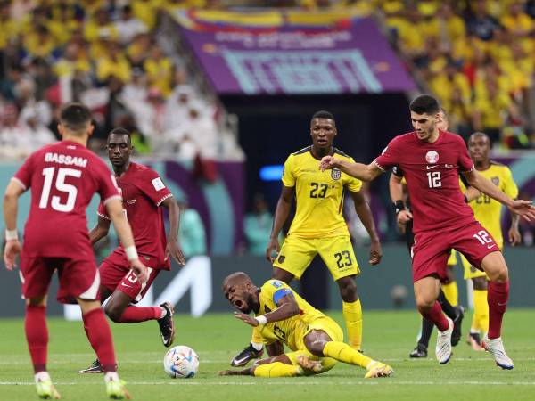 Enner Valencia cae lesionado en el duelo entre Ecuador y Qatar que dio inicio al Mundial