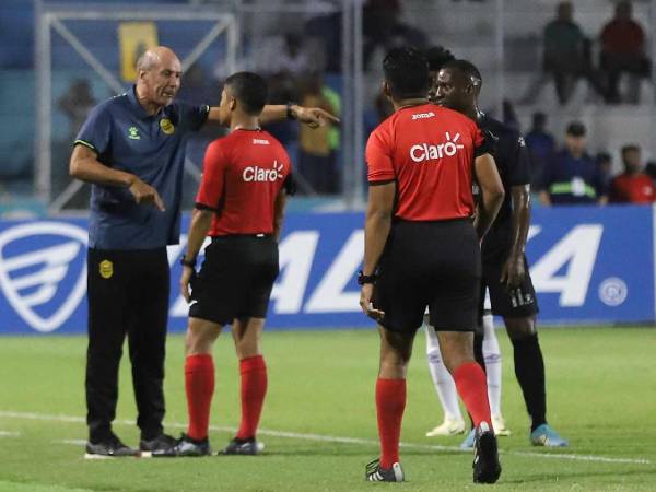 El técnico Miguel Falero ha ganado dos de sus cuatro clásicos dirigidos con Real España. FOTO: Emilio Flores