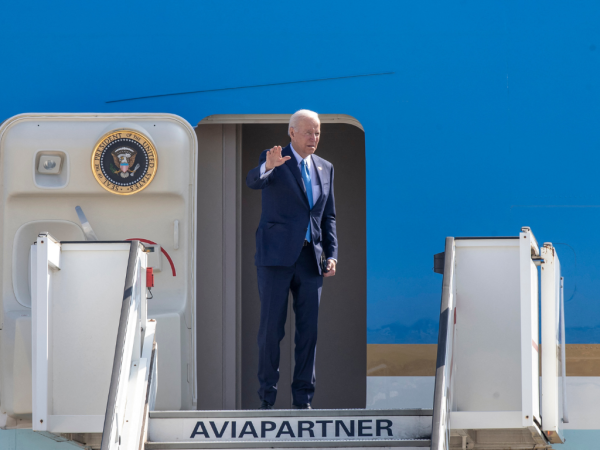 El presidente de EE. UU., Joe Biden, saluda antes de abordar el Air Force One cuando sale de Bruselas después de una cumbre de la OTAN y la UE sobre la crisis de Ucrania, el 25 de marzo de 2022.