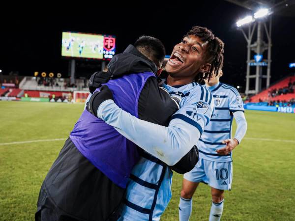 Alenis Vargas se entrenó como goleador en triunfo del Sporting Kansas City.